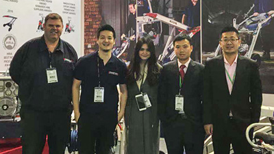 麻豆视频一区二区在展会中的合影