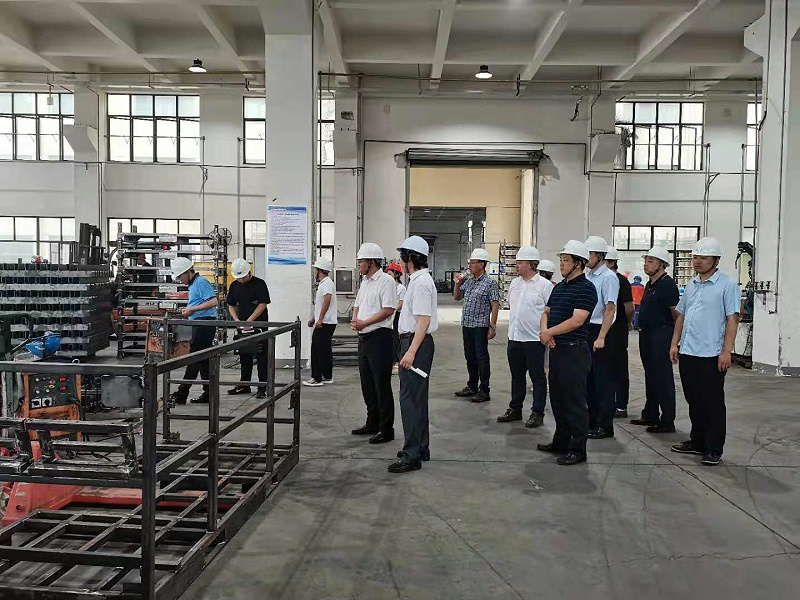 文总带各位九华镇优秀企业家们参观焊接车间 文总带各位九华镇优秀企业家们参观焊接车间